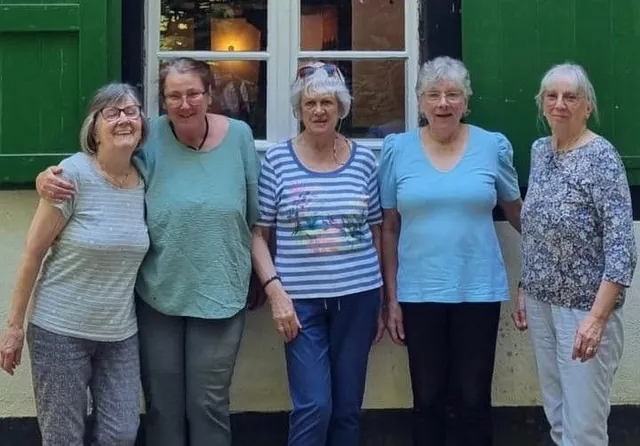 Fünf Damen vor einer Hauswand, Lachen, Senioren, Gruppe, 