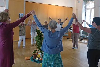 Tanzen, Frauen im Kreis, Meditativ, Saal